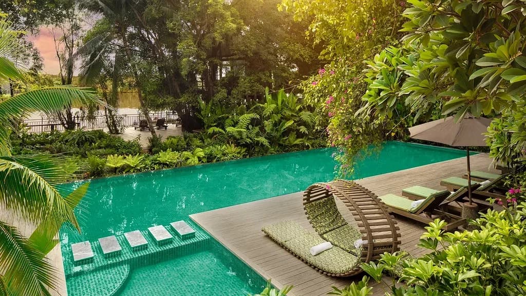 Bể bơi xanh giữa vườn