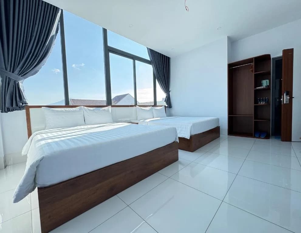 Phòng đón nắng, cửa kính lớn