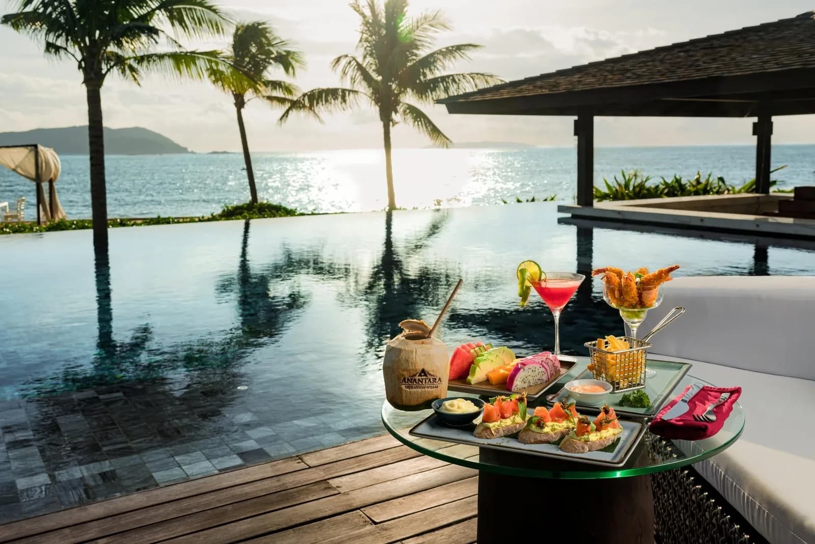 Ẩm thực nổi bên hồ villa