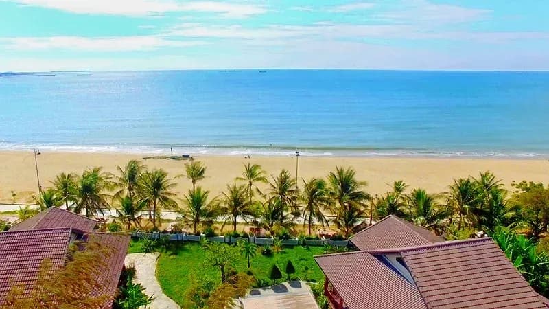 Bãi biển Ninh Chữ trước thềm