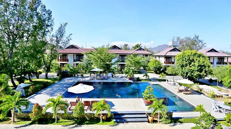 Hồ bơi ngoài trời soi bóng núi