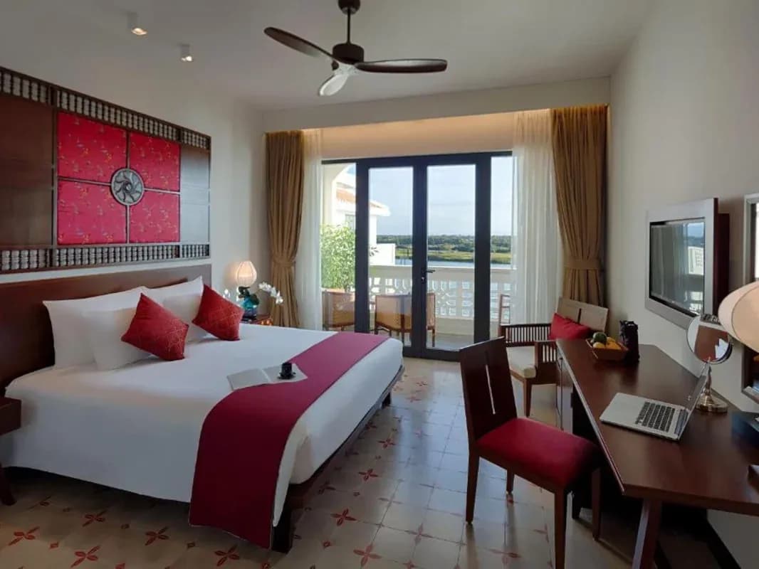 Grand Deluxe Twin River & Town View