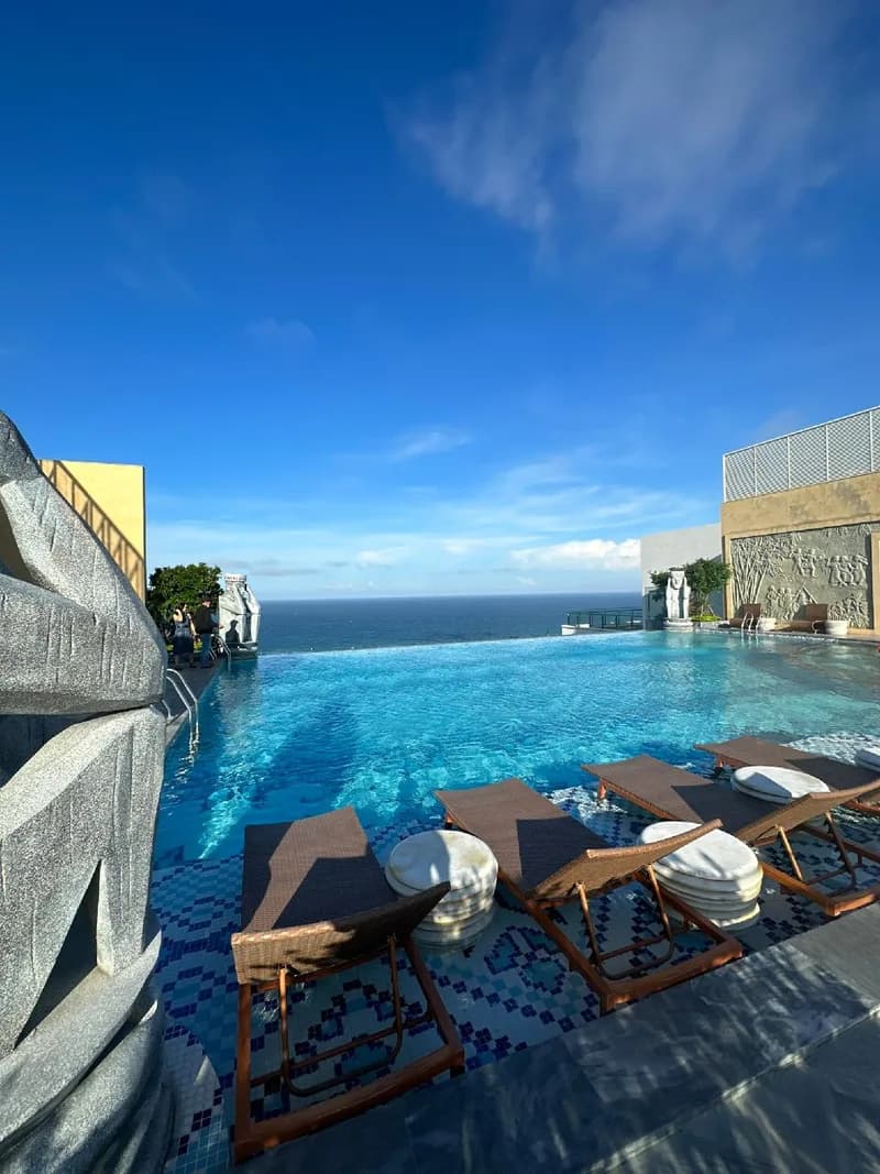 Bể bơi vô cực view biển