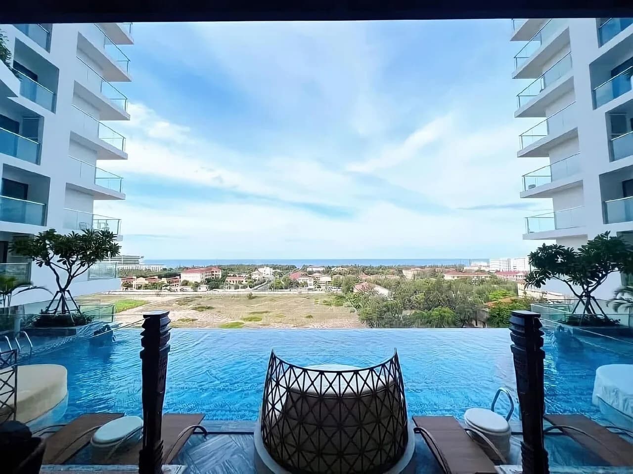 Bể bơi vô cực trên mây