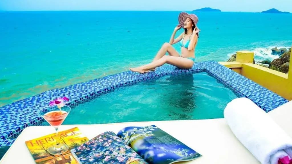 Bể bơi riêng ngắm biển