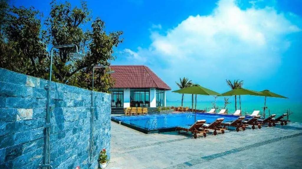 Bể bơi hướng biển cạnh nhà hàng