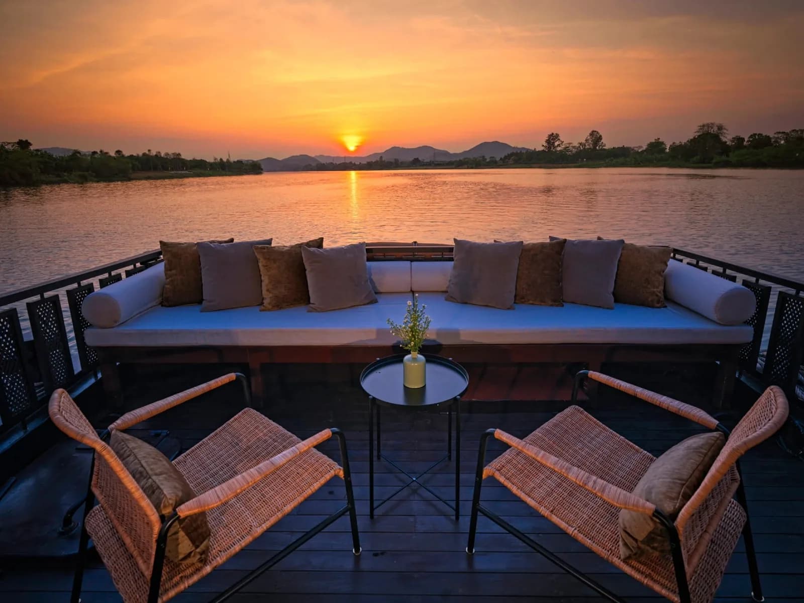 Du thuyền & hoàng hôn sông Hương
