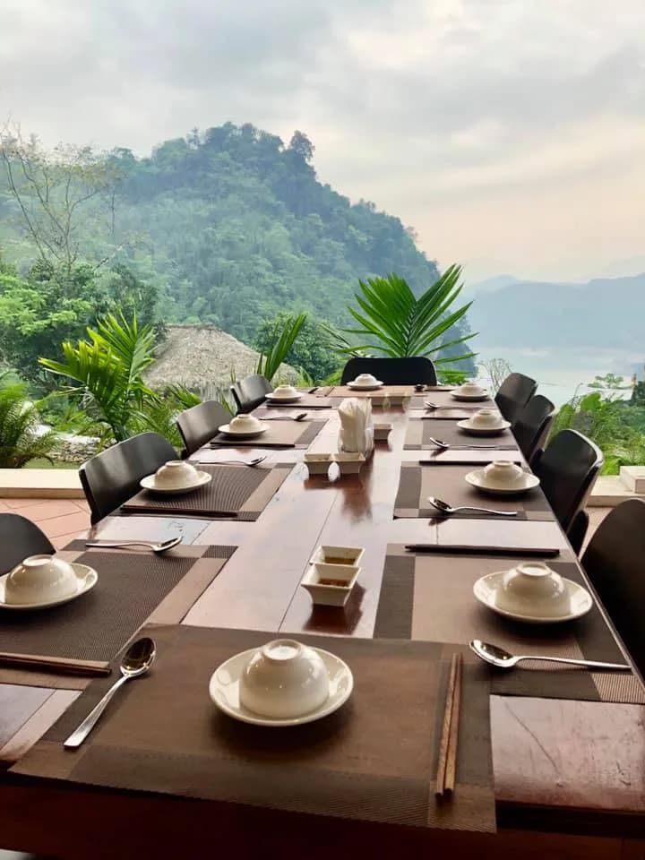 Nhà hàng nhà sàn view hồ