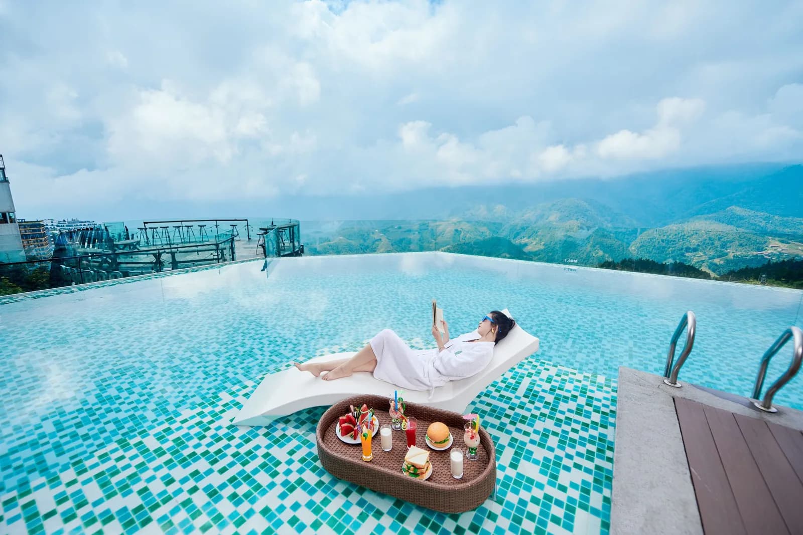 Bể bơi vô cực bốn mùa