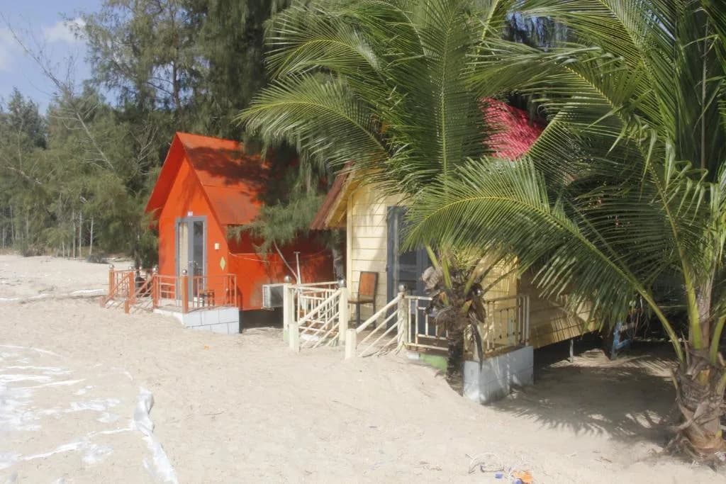 Bungalow gỗ sát bãi