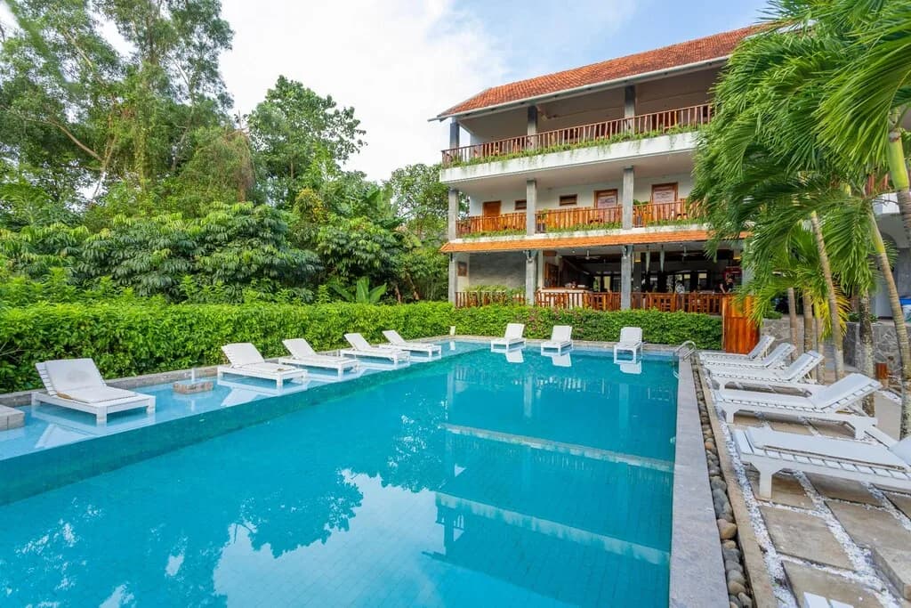 Bungalow mái ngói mộc mạc