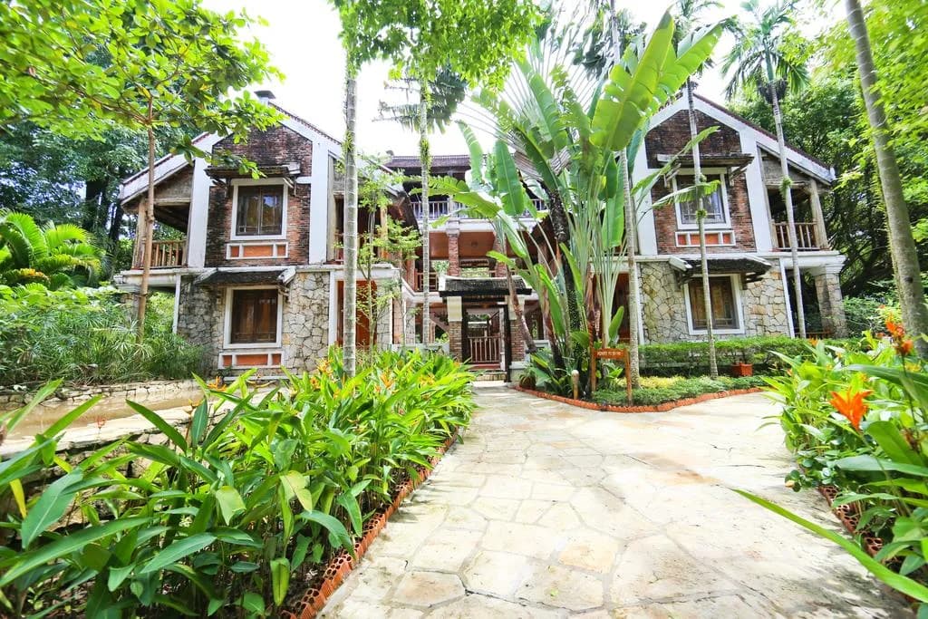 Khuôn viên vườn nhiệt đới 2,4 ha