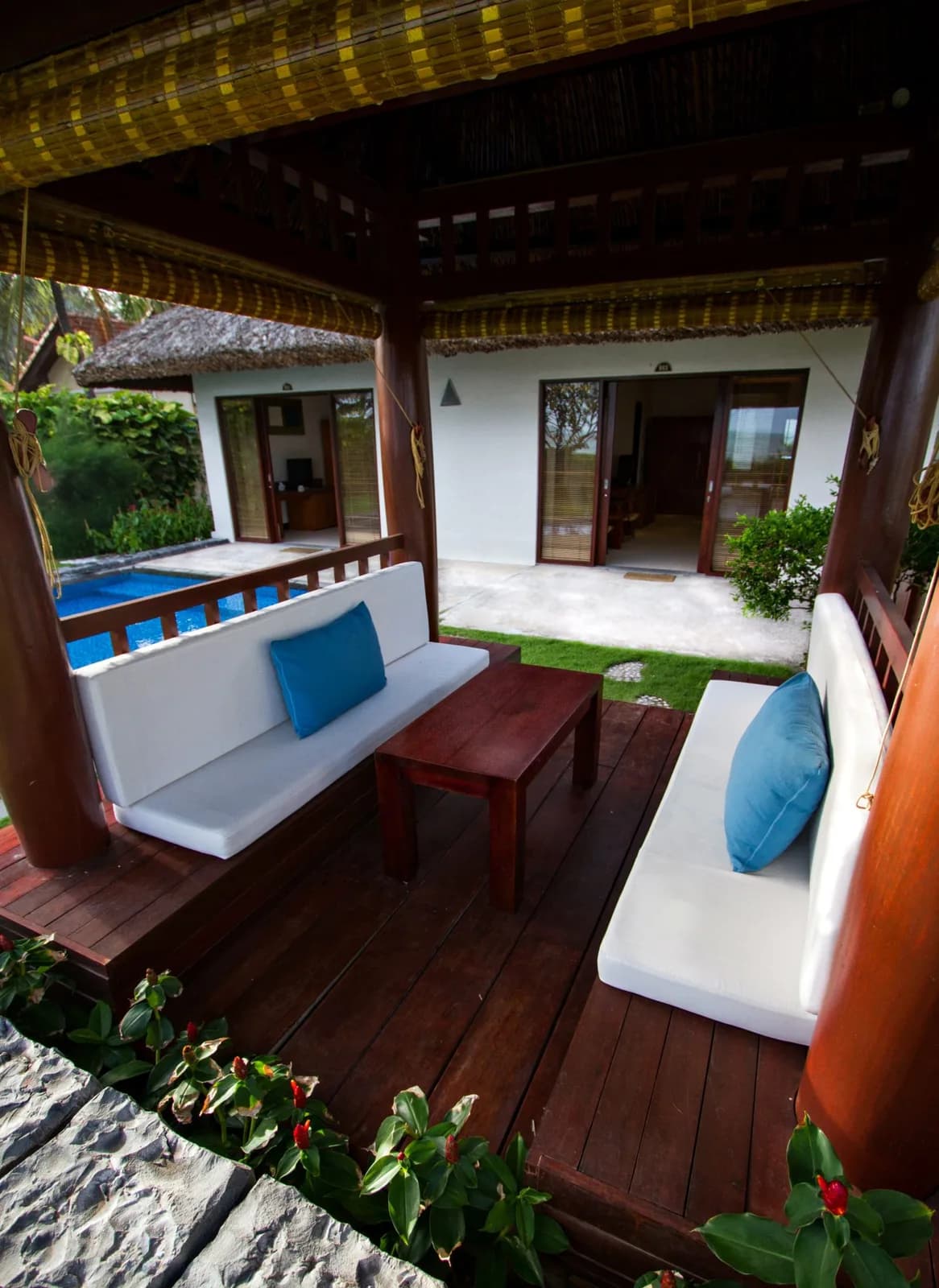 Bungalow bên hồ bơi