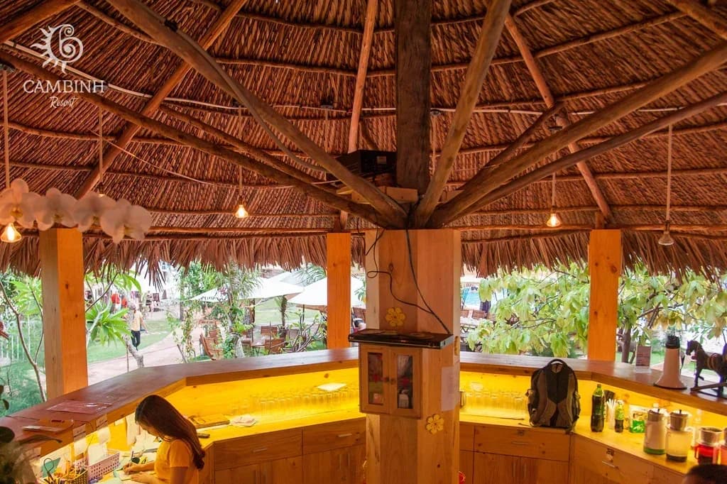 Quầy bar bên hồ bơi