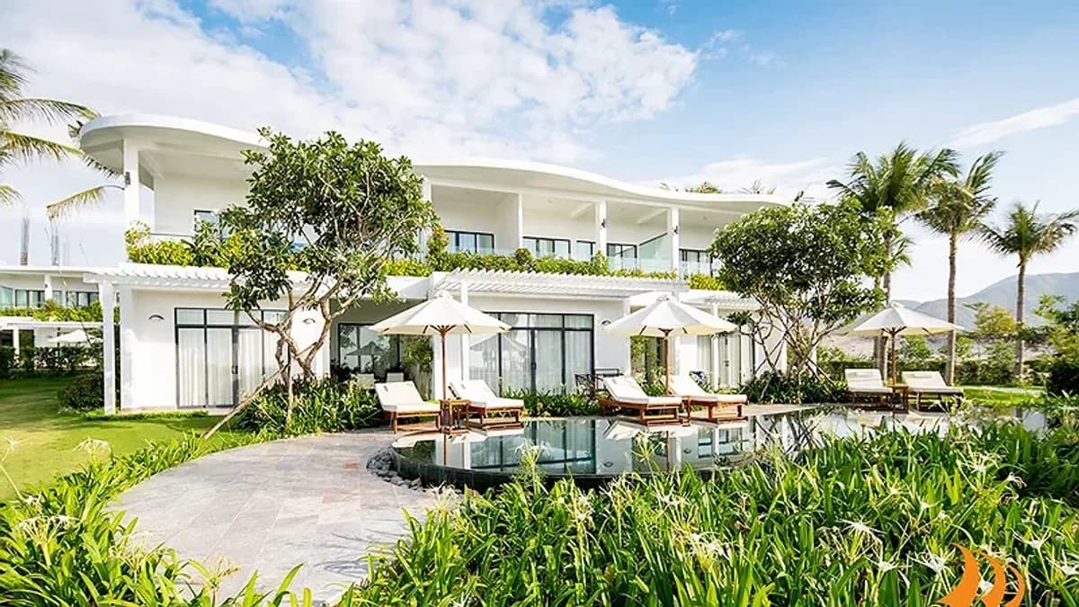 1-Bedroom Beachfront Pool Villa