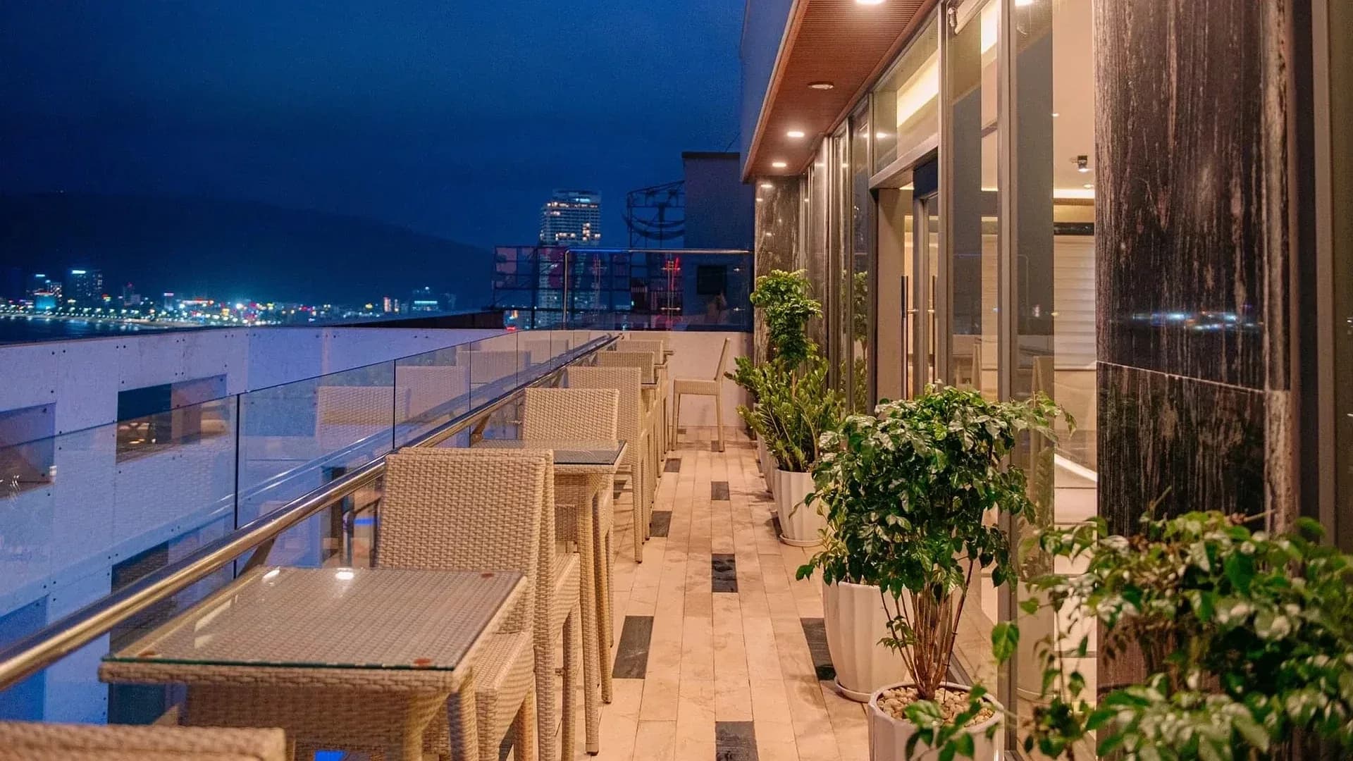 Sky Lounge ngắm hoàng hôn