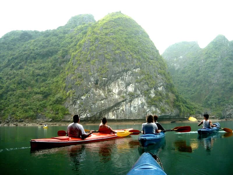 Chèo kayak vịnh Lan Hạ