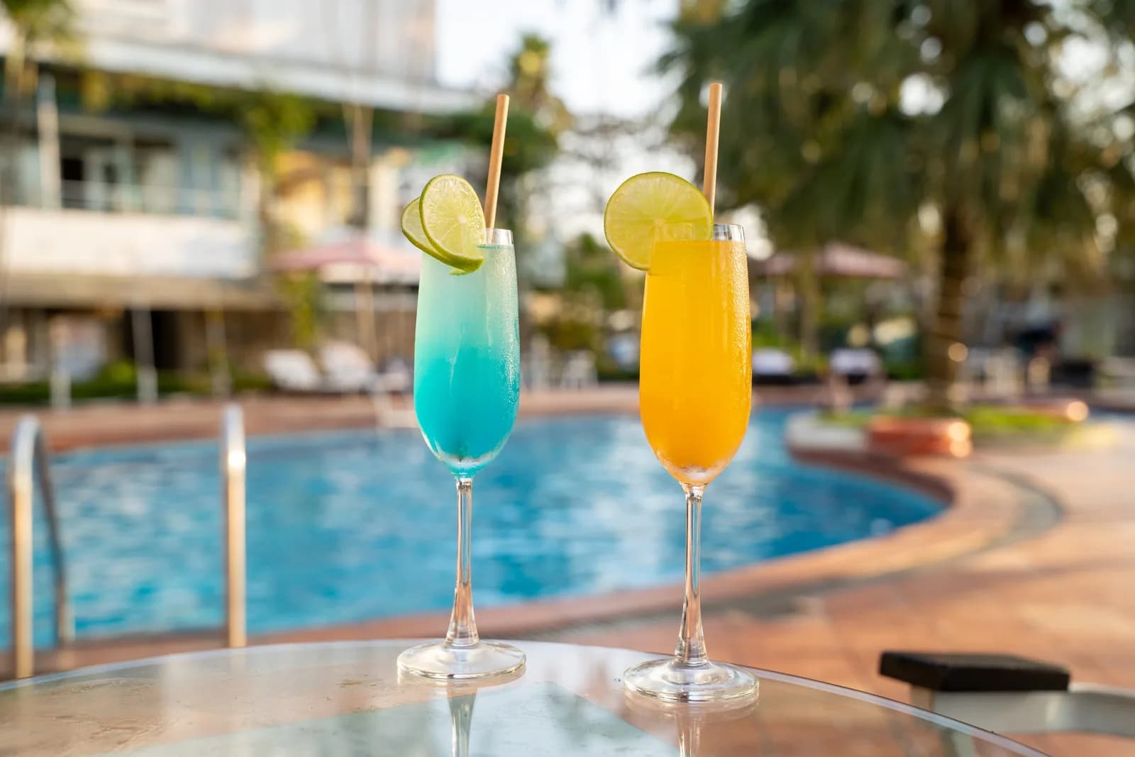 Quầy bar & lounge bên hồ bơi