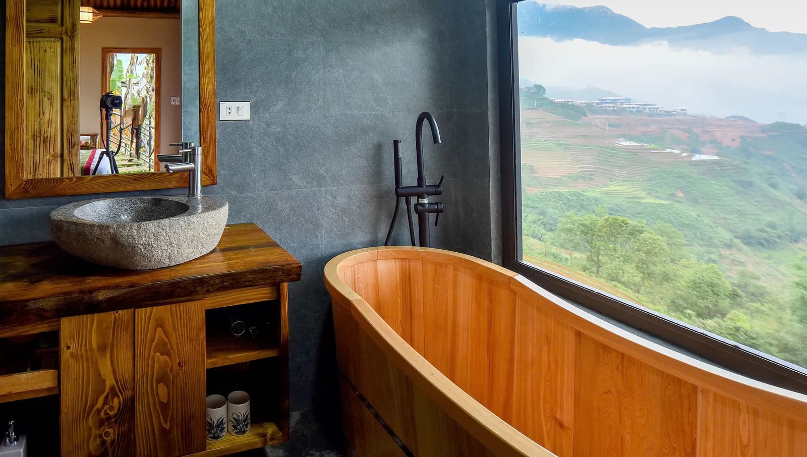 Bồn tắm gỗ pơ-mu view núi