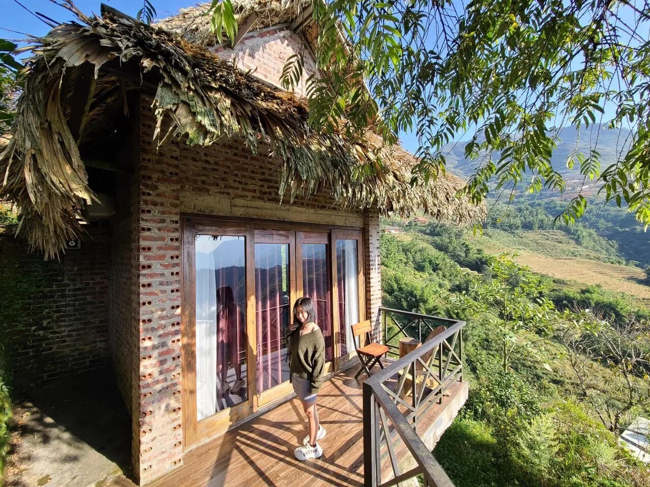 Bungalow gạch mộc mái lá