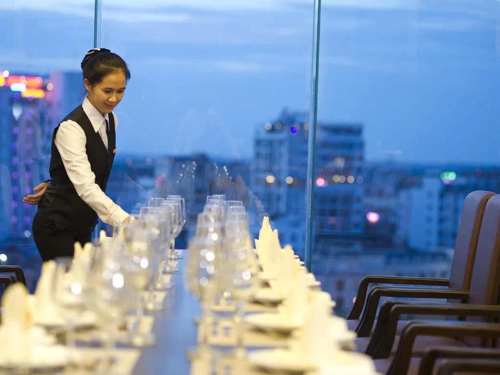 Nhà hàng tầng cao view thành phố