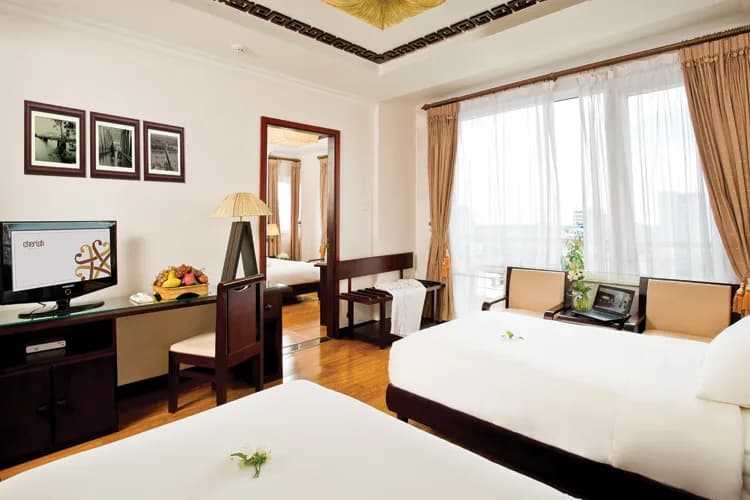 Gia đình khám phá Huế