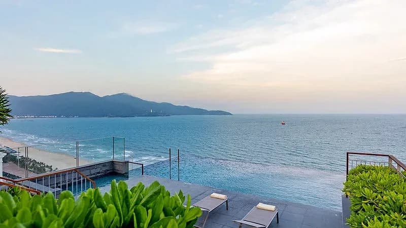 Bể bơi vô cực rooftop hướng biển