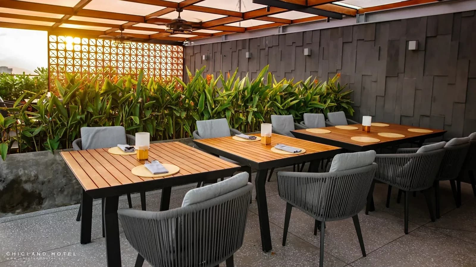 Sky Lounge bên vườn xanh