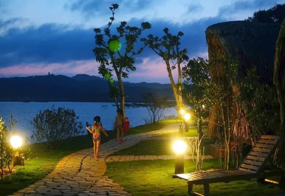 Hoàng hôn trên biển Hồng Vàn