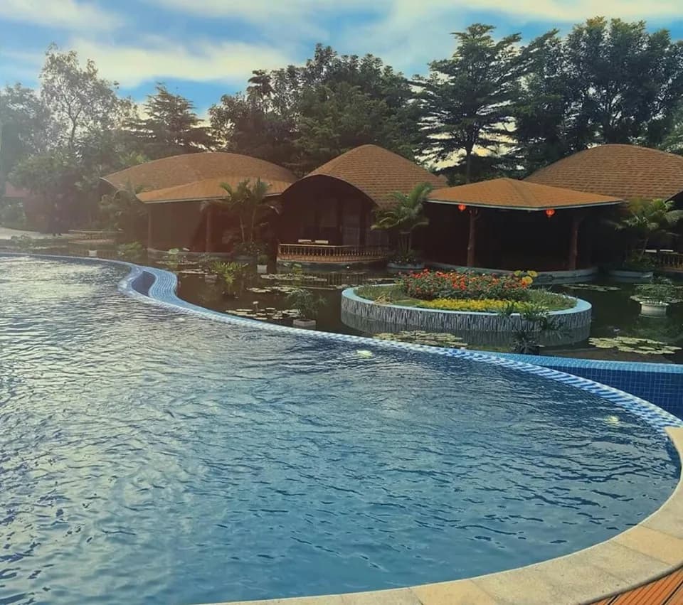 Hồ bơi vô cực bên sông Hậu