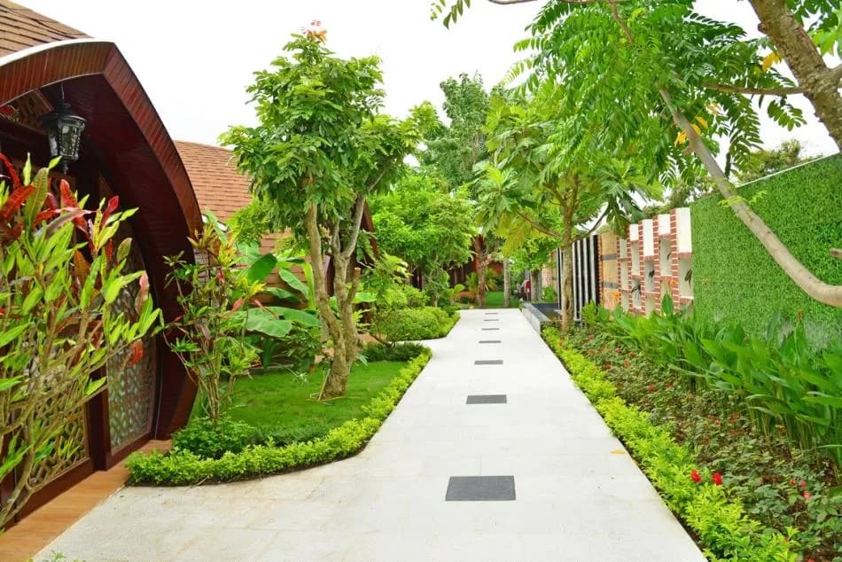 Vườn sen & lối dạo xanh