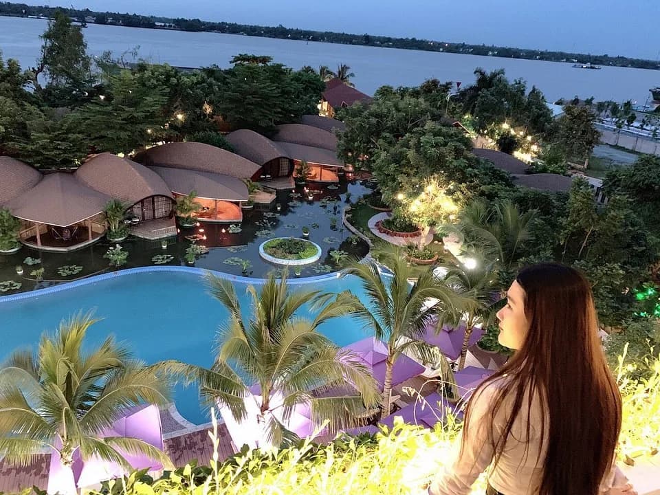 Không gian ven sông về đêm
