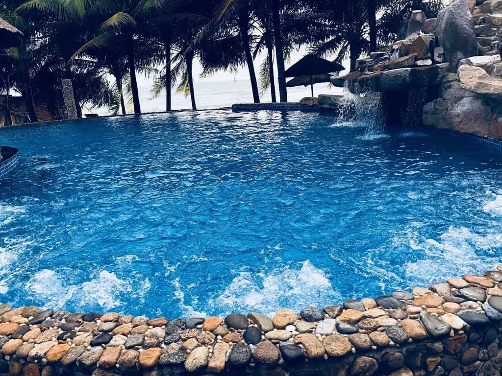 Bể bơi vô cực hướng biển