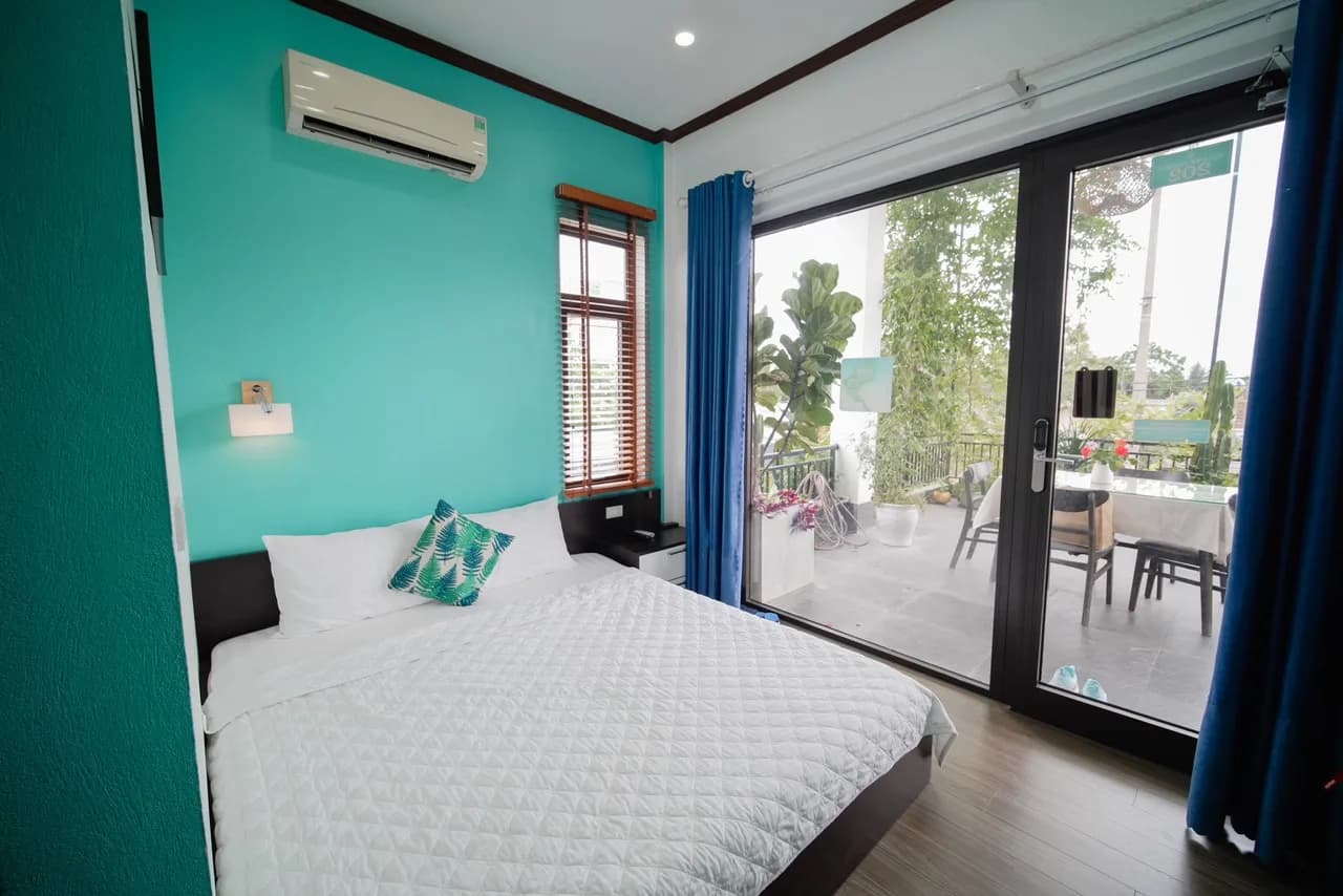Deluxe Double - Phòng đôi tối giản