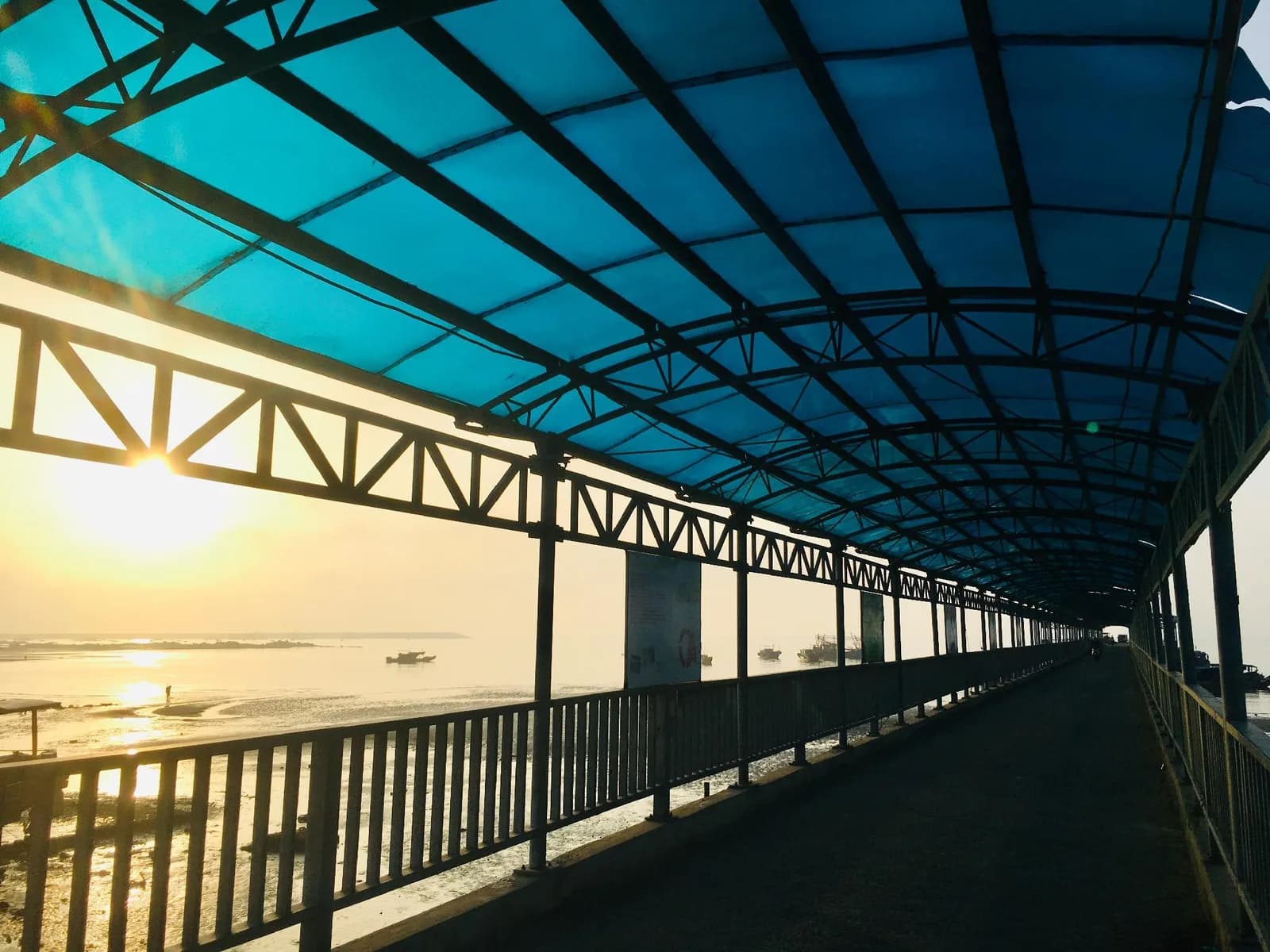 Săn bình minh cầu cảng Cô Tô