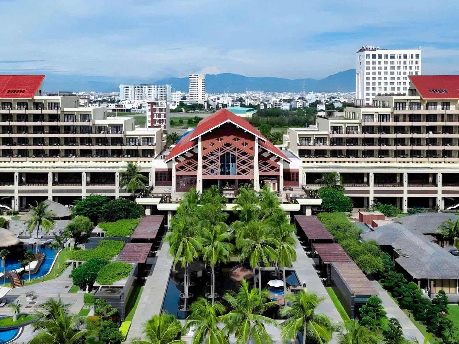 Kiến trúc kim tự tháp bên biển