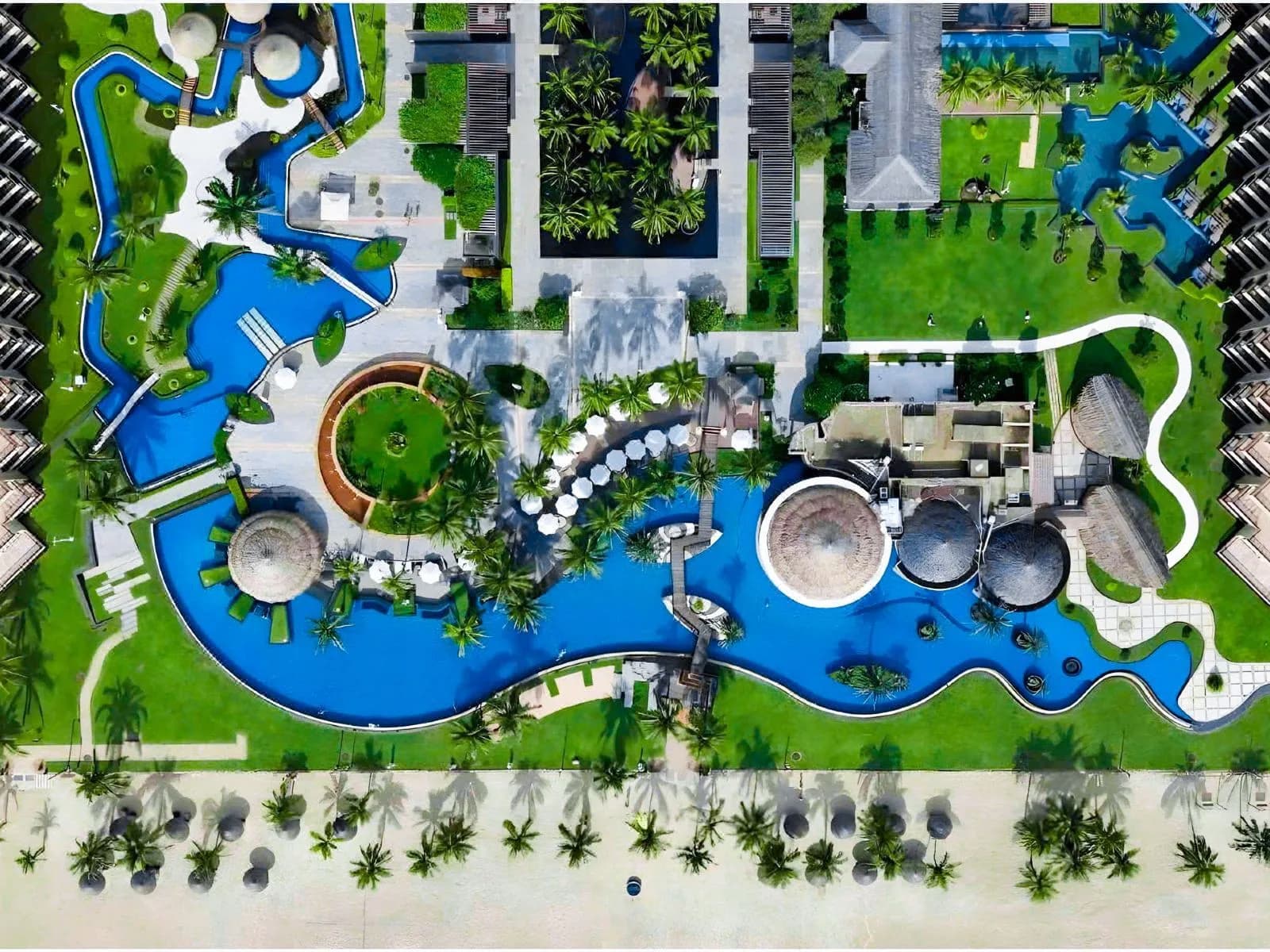 Bể bơi vô cực bên biển