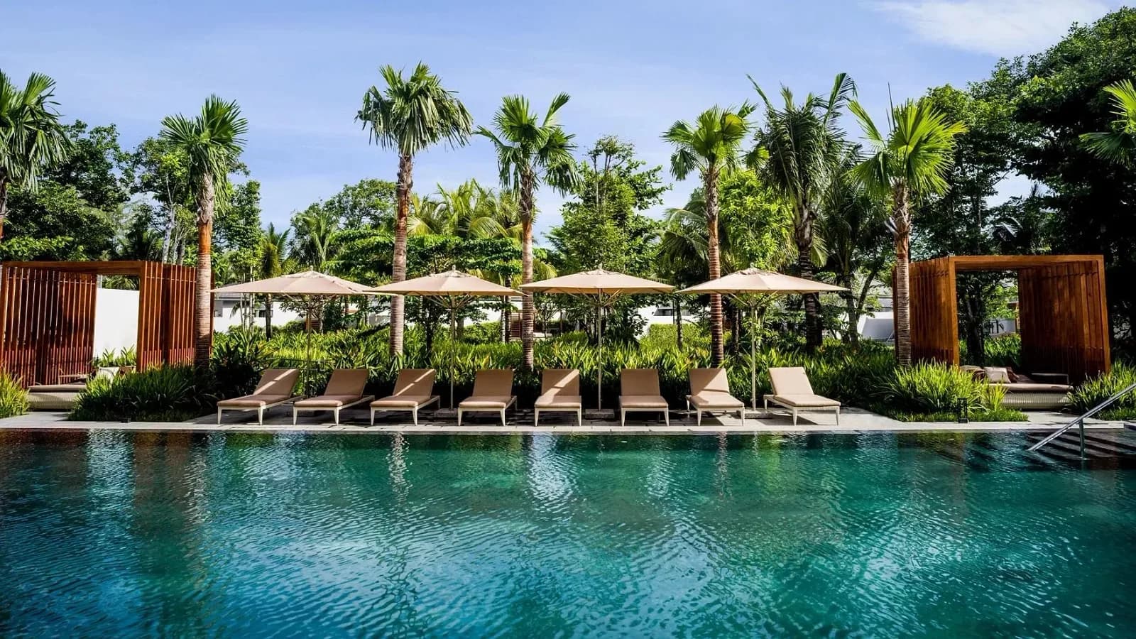 Bể bơi vô cực hướng biển