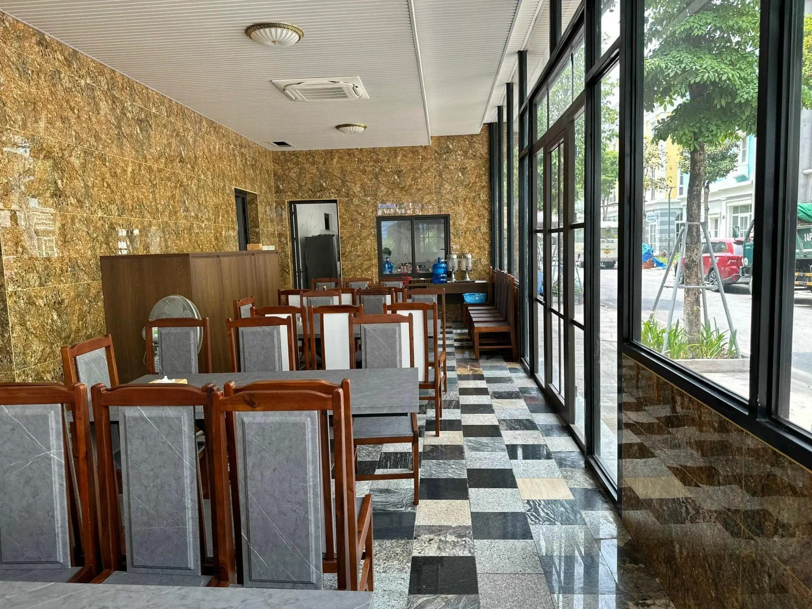 Buffet sáng nóng hổi mỗi ngày