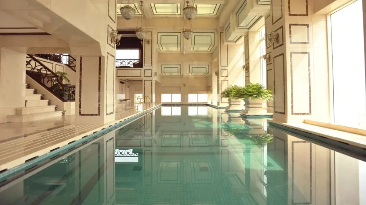 Bể bơi trong nhà tầng 14