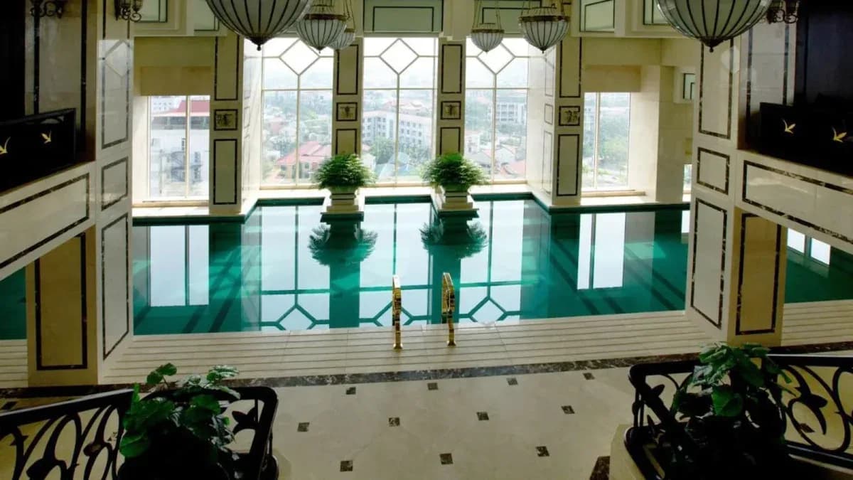 Bể bơi trong nhà tầng cao