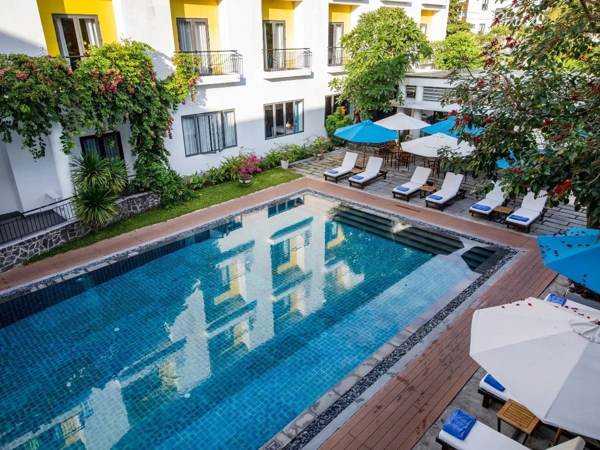 Hồ bơi ngoài trời
