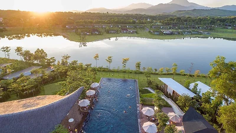 Gia đình cuối tuần bên hồ