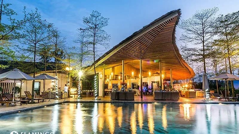 Nhà hàng bên hồ