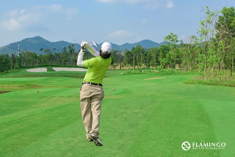 Sân golf 27 hố soi bóng hồ