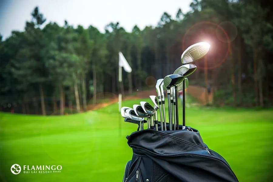 Sân golf 27 hố bên hồ