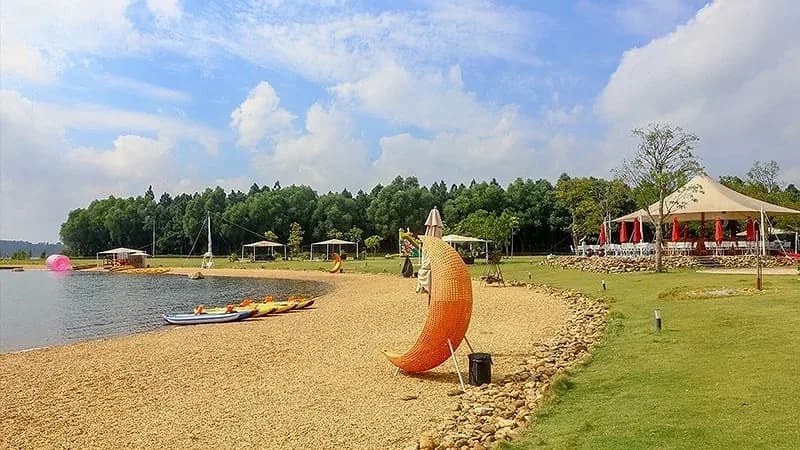 Bãi tắm & khu vui chơi ven hồ