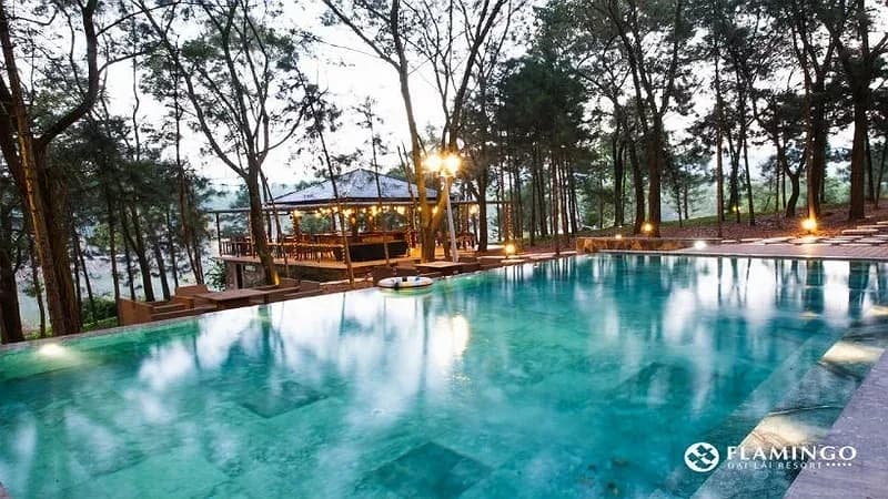 Bể bơi vô cực hướng hồ