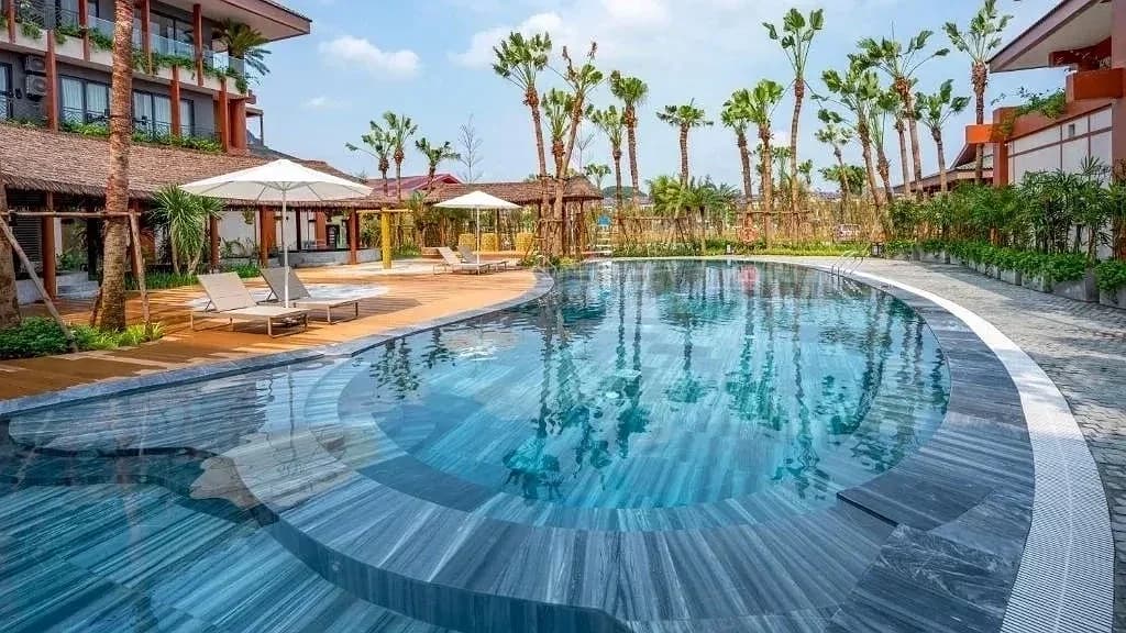 Bể bơi ngoài trời giữa thiên nhiên