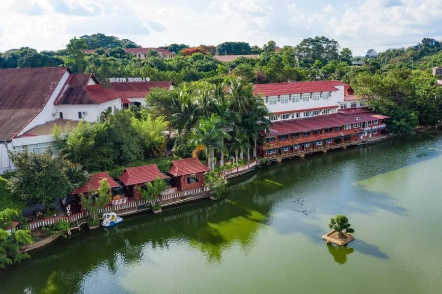 Ốc đảo xanh bên hồ